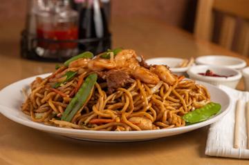 CHOW MEIN CHICKEN PRAWN/BEEF